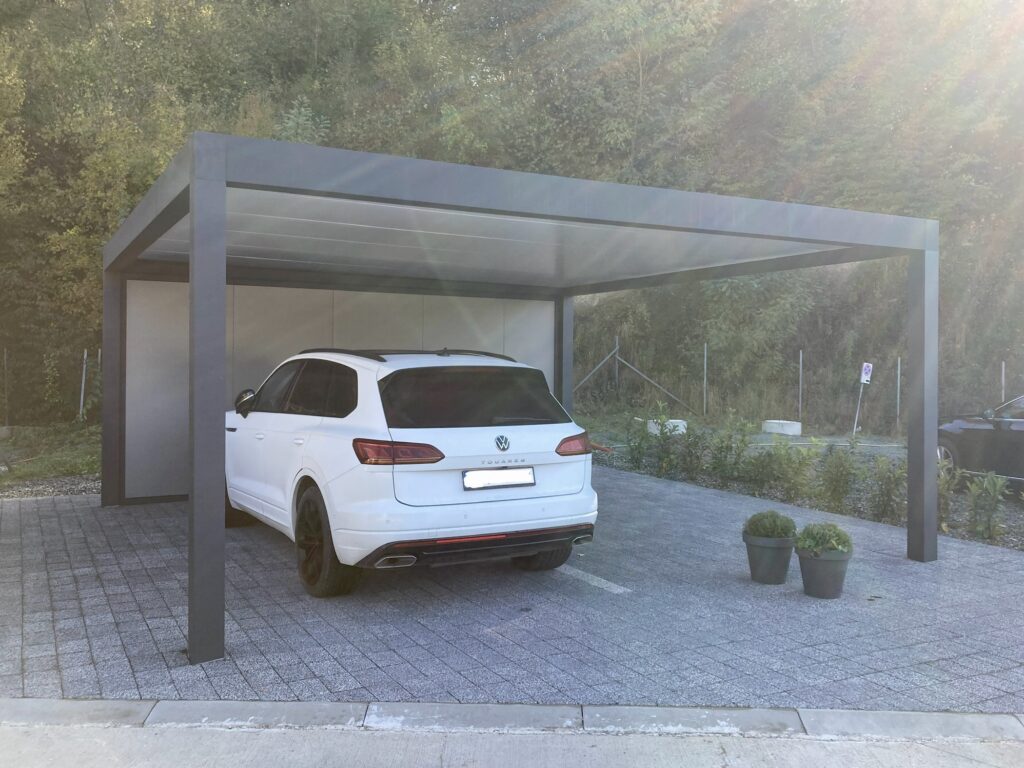 szabadon álló carport vízszintes hatású szendvicspanel fedéssel Kassán