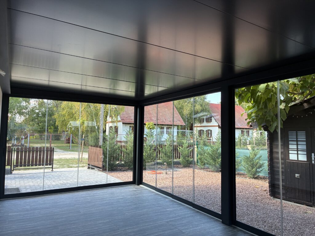 önhordó, antracit színű szendvicspanel fedésű pergola Tiszakécskén