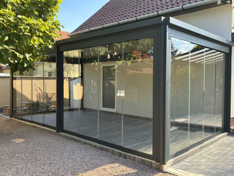 alumínium pergola vízszintes tetővel és eltolható üvegfallal Tiszakécskén