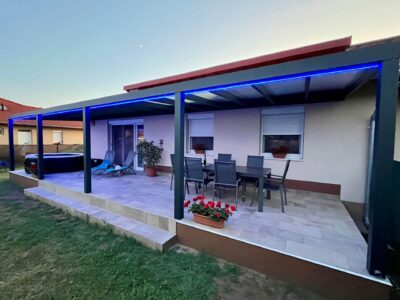 Alumínium bemutató pergola Nagytarcsán családi háznál LED világítással